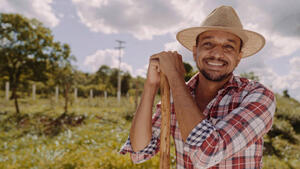 Produtor florestal brasileiro em pé numa plantação de eucalipto